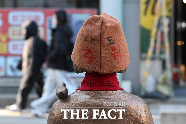 21일 오전 서울 수유동 평화의 소녀상에 모자와 목도리가 입혀져 있다. /서예원 기자