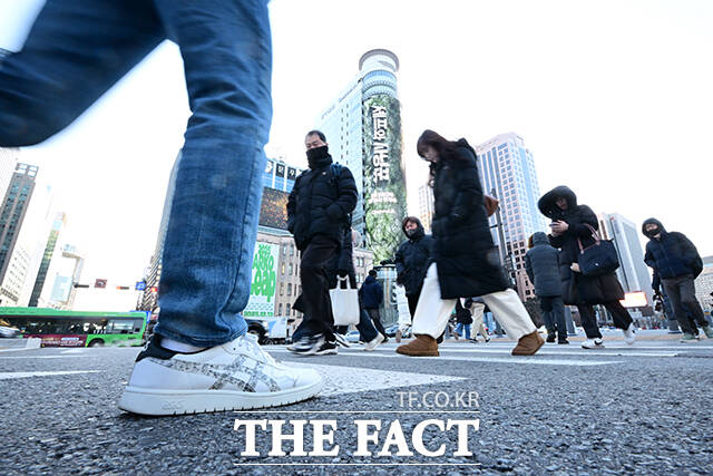 지난 24년간 서울을 떠난 인구수는 2001년 75만1000명에서 2024년 47만3000명으로 감소했다. /더팩트 DB