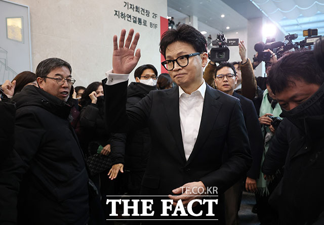 장동혁 국민의힘 대표의 단식이 길어질 수록 그의 정치적 무게감은 커지는 반면 한동훈 전 대표의 존재감이 약화하고 있다는 분석이 나온다.사진은 한동훈 국민의힘 전 대표가 14일 당 윤리위원회가 본인을 제명 결정한 것과 관련해 소통관에서 입장을 밝히고 퇴장하고 있는 모습. /남용희 기자