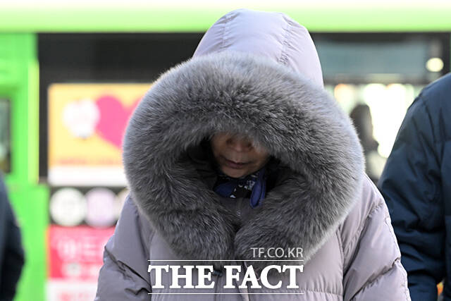 한파가 이어지고 있는 21일 오전 서울 강북구 수유역 일대에서 두꺼운 옷을 입은 시민들이 발걸음을 재촉하고 있다. /서예원 기자