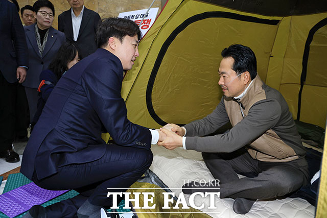 이준석 개혁신당 대표(왼쪽)가 21일 오전 서울 여의도 국회 로텐더홀에서 단식투쟁 7일차를 맞은 장동혁 국민의힘 대표를 찾아 인사를 하고 있다. /국회=남용희 기자