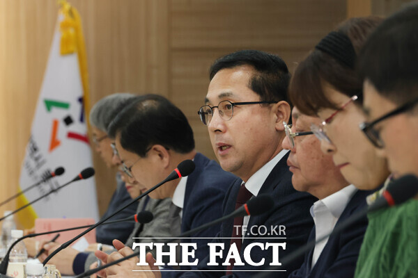 박희조 동구청장이 20일 열린 공약사업 및 핵심과제 추진상황 보고회에서 발언하고 있다. /대전 동구