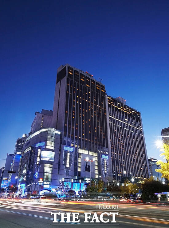 롯데면세점이 정보보안 수준 강화를 위해 사이버 보안 전문 기업 스틸리언과 약 1개월 동안 블랙박스 모의해킹을 진행했다고 21일 밝혔다. 사진은 각각 롯데면세점 명동본점 전경. /롯데면세점