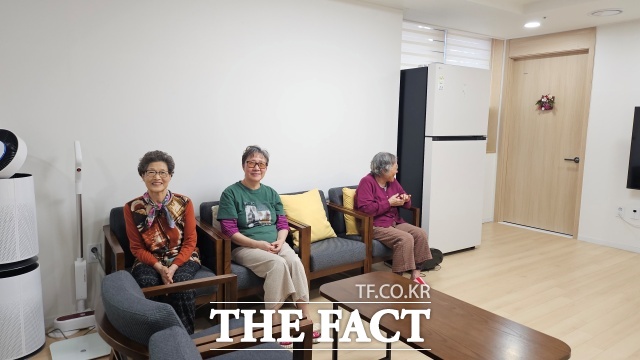 21일 오후 2시께 서울 마포구 창전동 효도숙식경로당 거실에 둘러앉은 입주자들이 포즈를 취하고 있다./ 강주영