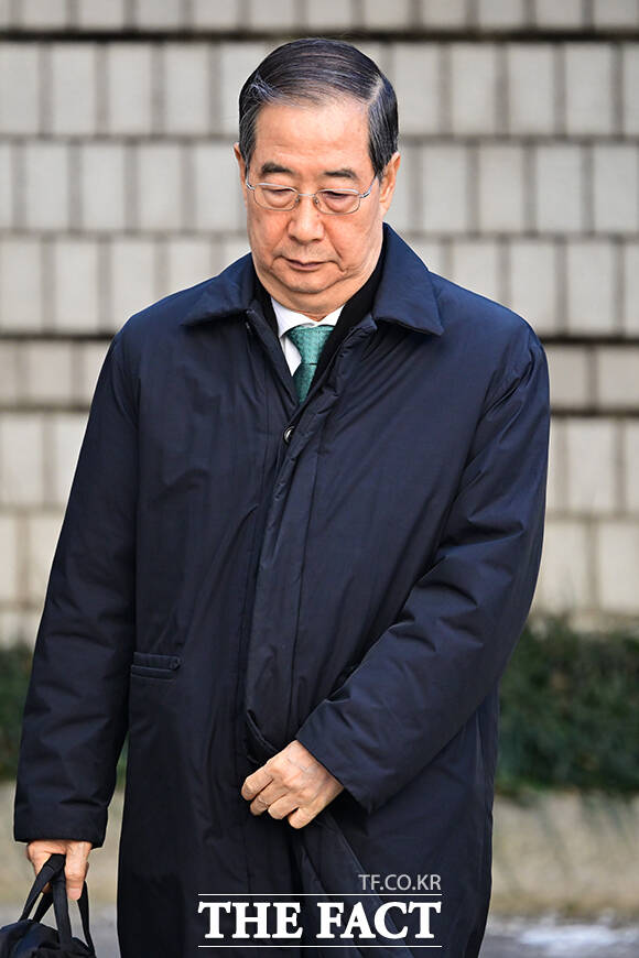 한덕수 전 국무총리가 21일 오후 서울 서초구 서울중앙지방법원에서 열린 내란 우두머리 방조 혐의 1심 선고 재판에 출석하고 있다./남윤호 기자