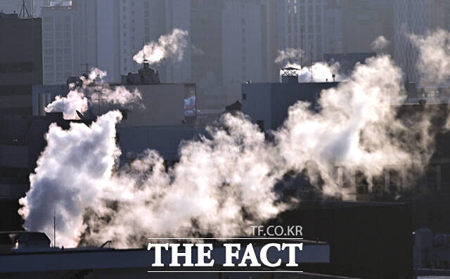 아침 기온이 영하 13도까지 떨어지며 전국 대부분 지역에 한파특보가 발효된 21일 오전 서울 광화문 인근의 빌딩에서 난방열 수증기가 피어오르고 있다. /임영무 기자