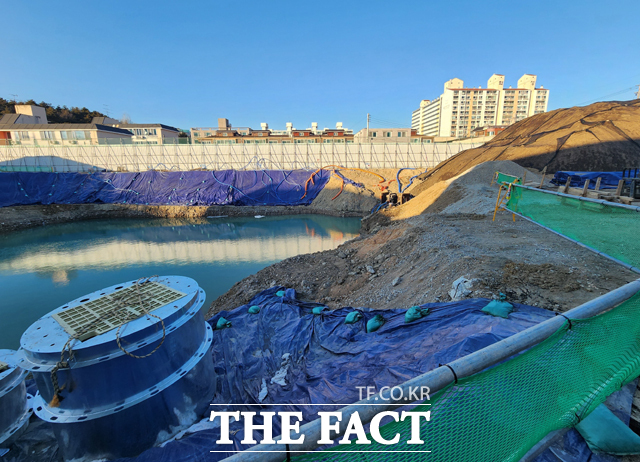 영주여자중학교 신축 공사 현장 터파기 내부에 수백 톤에 달하는 물이 고인 데다가, 사면에서는 검은색 토사가 확인되는 등 오염물질 유입 가능성이 제기되고 있다. /독자 제공