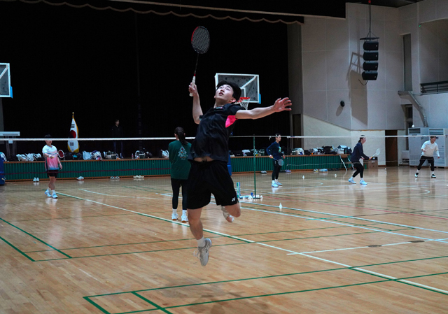 울진군 실내체육관에서 김천시청과 대구대학교 배드민턴 선수단이 강도 높은 훈련을 소화하며 시즌을 대비하고 있다. /울진군