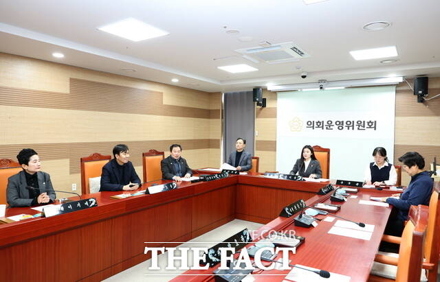 아산시의회 의회운영위원회가 제264회 임시회 의사일정 확정을 위해 회의를 진행하고 있다. /아산시의회