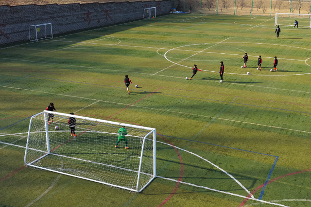 울진군 백암축구장에서 진행 중인 축구 전지훈련에 참가한 선수들이 체력 강화와 조직력 다지기에 집중하며 구슬땀을 흘리고 있다. /울진군