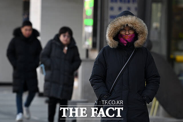 한파가 이어지고 있는 21일 오전 서울 강북구 수유역 일대에서 두꺼운 옷을 입은 시민들이 발걸음을 재촉하고 있다. /서예원 기자