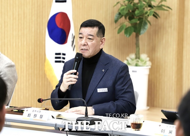 최원철 공주시장이 21일 공주시 우성면 2026년 읍면동 순방에서 주민과 대화를 나누고 있다. /김형중 기자