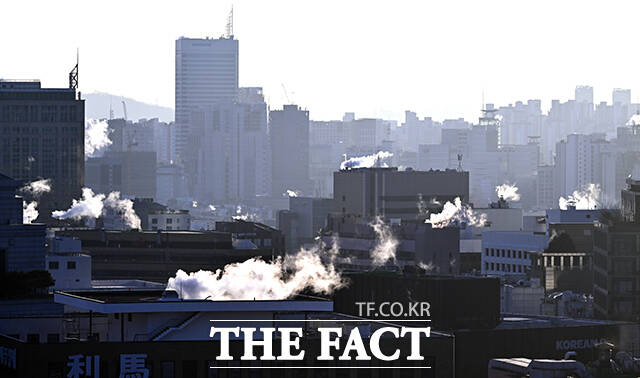 아침 기온이 영하 13도까지 떨어지며 전국 대부분 지역에 한파특보가 발효된 21일 오전 서울 광화문 인근 빌딩에서 난방열 수증기가 피어오르고 있다. /임영무 기자