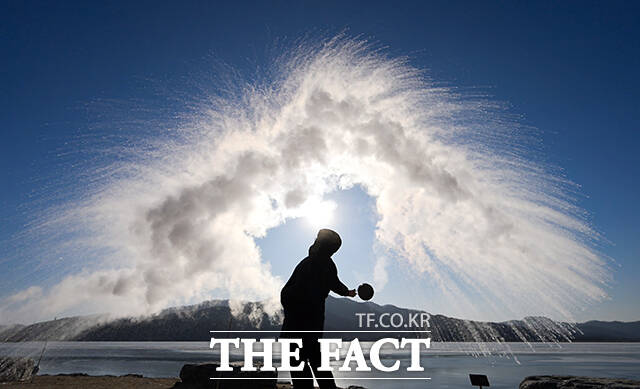 전국 대부분 지역에 한파특보가 내려진 21일 오전 경기 양평 두물머리에서 공중으로 뜨거운 물을 뿌리자 음펨바 효과(Mpemba effect)가 나타나고 있다. /양평=박헌우 기자