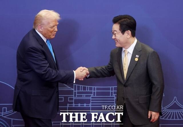 이 대통령은 이날 기자회견에서 북한을 자극하는 메시지는 피하고, 남북 관계 회복의 계기는 올해 상반기 가능성이 제기되는 북미 대화에 있다고 밝혔다. 사진은 이 대통령과 도널드 트럼프 미국 대통령. /뉴시스