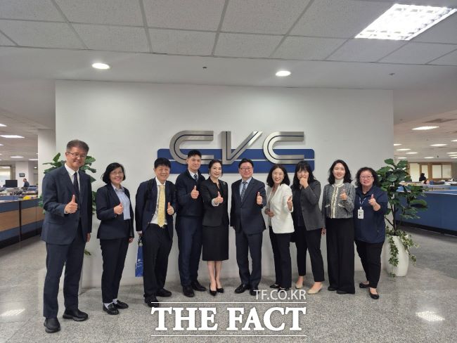 경기경제자유구역청 관계자들이 대만 제약설비 제조기업 CVC테크놀로지스(CVC)와 투자협약을 맺은 뒤 기념사진을 찍고 있다. /경기경제자유구역청