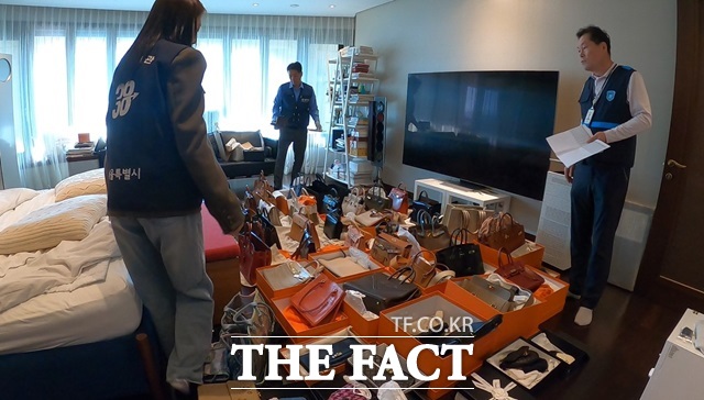 서울시가 지난해 신규 고액체납자 1833명을 대상으로 강도 높은 징수에 나선다. 1억원 이상 고액 채납자는 276명이었다. 사진은 지난해 서울시와 국세청의 고액 체납자 합동수색 현장에서 총 14억 원 상당의 압류 물품을 확보한 모습. /더팩트DB