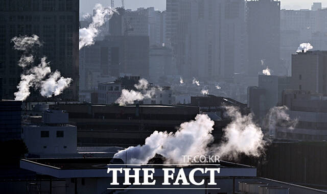 아침 기온이 영하 13도까지 떨어지며 전국 대부분 지역에 한파특보가 발효된 21일 오전 서울 광화문 인근 빌딩에서 난방열 수증기가 피어오르고 있다. /임영무 기자