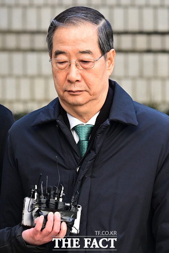 한덕수 전 국무총리가 21일 오후 서울 서초구 서울중앙지방법원에서 열린 내란 우두머리 방조 혐의 1심 선고 재판에 출석하고 있다./남윤호 기자