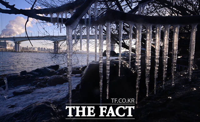 전국적으로 한파특보가 이어지는 가운데 21일 서울 여의도 한강변에 고드름이 얼어있다.