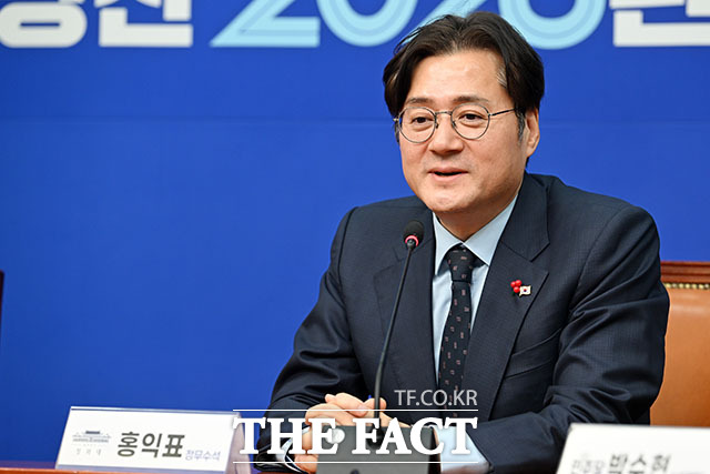 홍익표 신임 청와대 정무수석이 21일 오전 서울 여의도 국회 당대표실에서 정청래 더불어민주당 대표를 만나 인사말을 하고 있다./남용희 기자