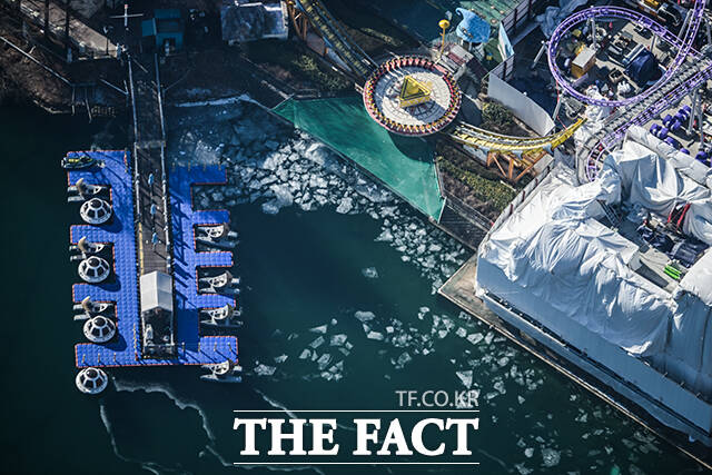 북쪽에서 내려온 찬공기로 전국 대부분 아침 기온이 영하 10도 아래로 떨어진 21일 오전 서울 송파구 석촌호수에 얼음이 떠 있다. /남윤호 기자