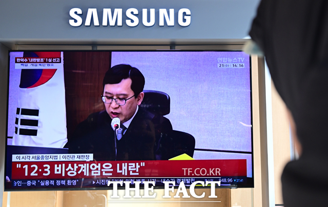 12.3 비상계엄에 가담한 혐의로 재판에 넘겨진 한덕수 전 국무총리가 21일 열린 1심에서 징역 23년을 선고받은 가운데, 서울역 대합실에서 시민들이 생중계되는 방송을 지켜보고 있다./이새롬 기자