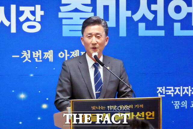 임달희 공주시의장이 21일 공주시청 브리핑실에서 기자회견을 열고 오는 6월 지방선거 공주시장 출마를 선언하고 있다. /김형중 기 자