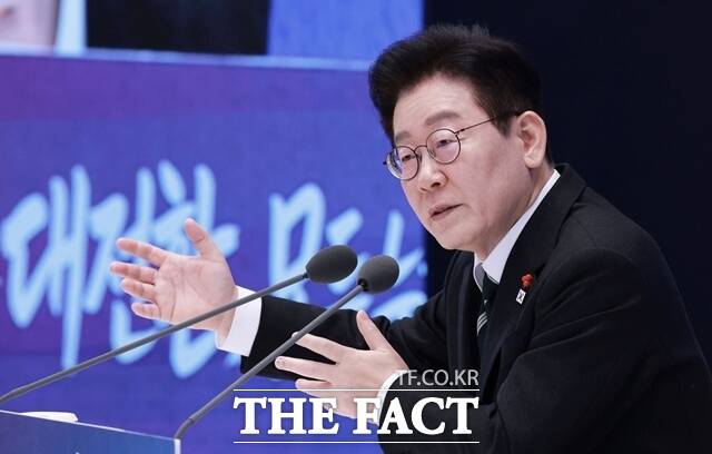 이재명 대통령은 21일 청와대 영빈관에서 열린 신년 기자회견에 한반도 비핵화와 관련한 질의에 이상을 꿈꾸면서 현실을 외면한 결과가 어떻게 됐느냐. 핵무기가 계속 늘어나고 있다고 지적했다. 비핵화를 장기 목표로 설정하되 북한의 핵보유를 인정하고 군축 협상을 고려하겠다는 게 이 대통령의 구상이다. /뉴시스