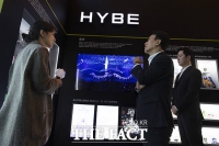  하이브 홍보부스 둘러보는 김민석 국무총리 [포토]