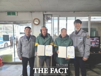  아산경찰서, 심정지 운전자 구조한 충전소 직원 2명에 감사장