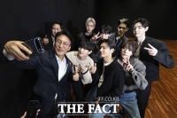  엔하이픈과 기념촬영하는 김민석 국무총리 [포토]