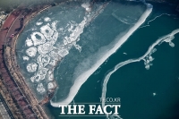  맹추위에 얼어붙은 석촌호수 [TF사진관]