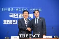  與, 홍익표 정무수석 만나 