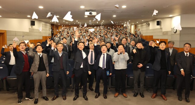 동부건설은 22일 서울 강남구 역삼동에서 창립기념식을 열었다. 사진은 윤진오 동부건설 대표이사(첫째줄 좌측 네번째)를 비롯한 임직원들이 회사 발전을 염원하는 종이비행기 날리기 퍼포먼스를 하고 있는 모습. /동부건설