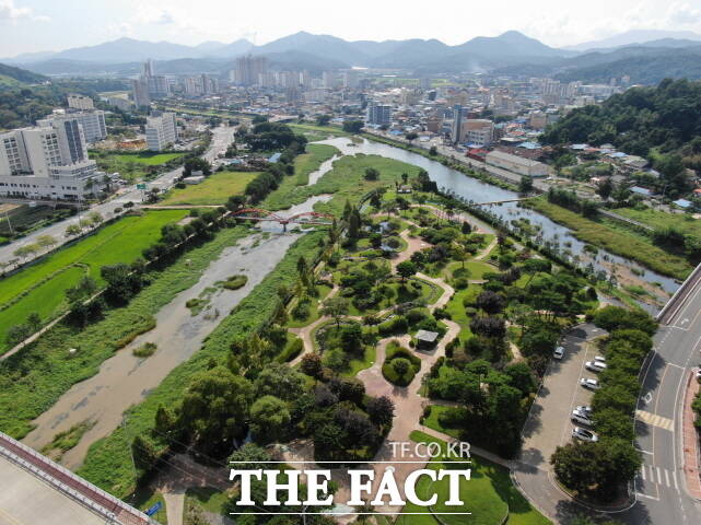 청양군 지천생태공원에 맨발 황톳길이 조성된다. /청양군