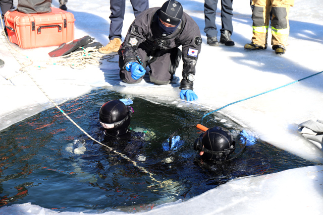 22일 영주소방서가 단산저수지 일원에서 동계 수난사고 대비 기관 합동 특별 구조훈련을 실시하고 있다. /영주소방서