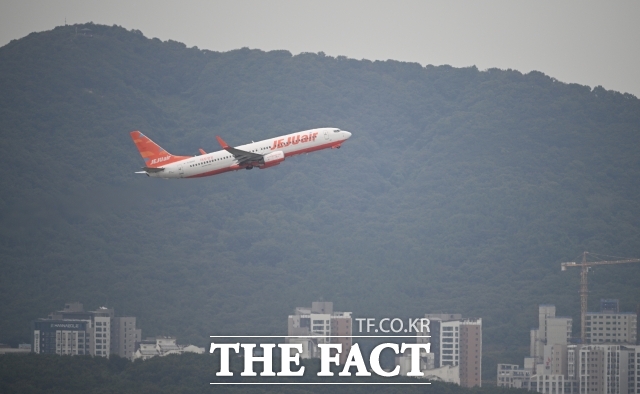 22일 금융정보업체 에프앤가이드에 따르면 제주항공의 지난해 4분기 영업손실 컨센서스는 216억원으로 5개 분기 연속 적자가 예상된다. 인천국제공항=박헌우 기자