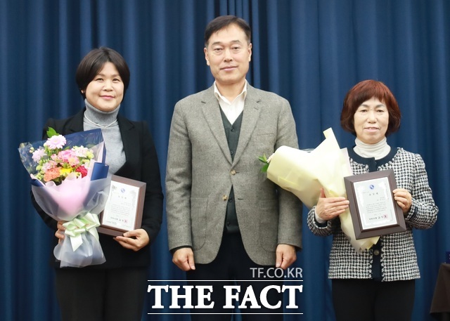 이날 행사에서 지역경제 발전에 기여한 공로로 여성기업인들에게 표창이 수여됐다. 사진은 좌측부터 전경아 와이즈드림 대표, 김영철 구미시경제국장, 정진순 효신정밀 대표. /구미시