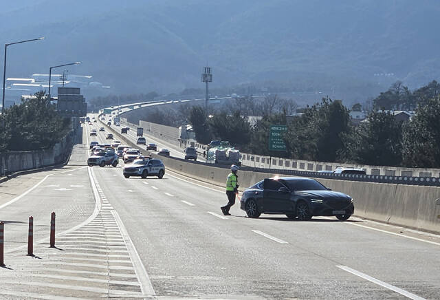 21일 경북경찰청이포항–영덕고속도로 청통와촌IC 인근에서 2차 사고를 예방하기위해 관계기관 합동 모의훈련을 실시했다. /경북경찰청