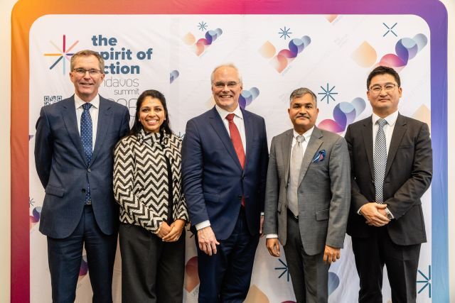 (왼쪽부터) 존 아른 로팅겐 웰컴트러스트 CEO, 프리야 아그라왈 MSD Health Equity & Partnerships 부문 부사장, 리차드 헤쳇 CEPI CEO, 라만 라오 힐레만연구소 CEO, 김익중 SK바이오사이언스 BD2실장이 21일 스위스 다보스에서 개최된 세계경제포럼(WEF)에서 차세대 자이르 에볼라 백신 개발 펀딩 및 협력에 대해 발표한 후 기념촬영을 하고 있다. /SK바이오사이언스