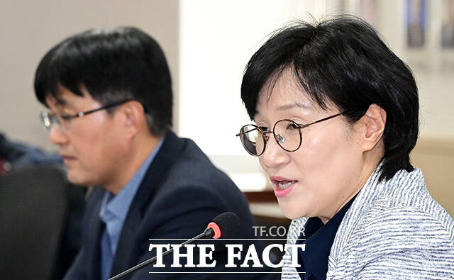 원민경 성평등가족부 장관이 22일 오후 서울 종로구 정부서울청사에서 열린 온라인상 청소년 안전을 위한 전문가 간담회에 참석해 모두발언을 하고 있다. /임영무 기자