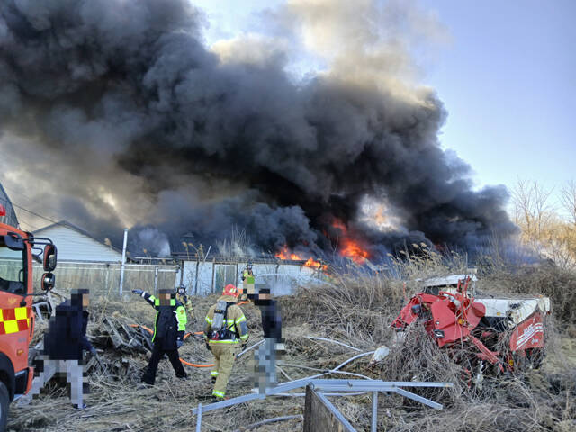 21일 오전 11시 6분쯤 의성군 구천면의 한 농기계 자재 창고에서 불이 나 소방서 추산 1억 9600여만 원의 재산 피해가 발생했다. /경북소방ㄴ본부