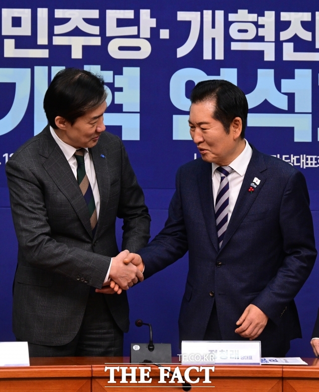 정청래 더불어민주당 대표와 조국 조국혁신당 대표가 지난달 12일 오전 서울 여의도 국회에서 열린 더불어민주당·개혁진보4당 정치개혁 연석회의에 참석해 악수하고 있다. /남윤호 기자