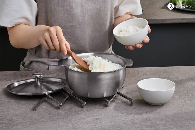 롯데홈쇼핑은 요리 예능 프로그램 인기로 내구성과 품질, 디자인까지 갖춘 프리미엄 주방용품 수요가 확대되면서 관련 상품을 집중 편성한다. /롯데홈쇼핑