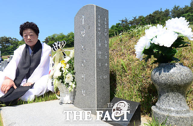 사진은 36주년 5·18민주화운동 기념식이 거행된 광주광역시 북구 운정동 5·18민주묘지에서 유가족들이 묘비를 찾은 모습. /광주=이새롬 기자