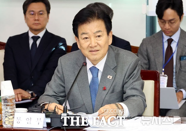 정동영 통일부 장관은 22일 정부서울청사에서 열린 제340차 남북교류협력추진협의회 모두발언에서 “적대와 대결의 장막을 걷어내고 대륙으로 가는 모든 도로와 철도를 다시 열어야 한다”며 “이를 위한 이재명 정부의 준비는 모두 되어 있다”고 언급했다. /뉴시스