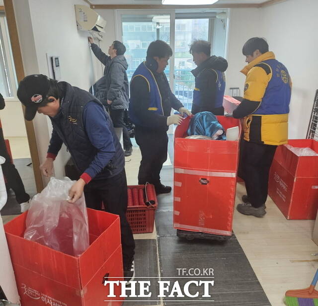 굿데이이사서비스가 장애인 부부 가구를 찾아 이사와 청소 지원 활동을 하고 있다. /아산시