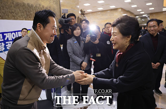 박근혜 전 대통령이 22일 오전 서울 여의도 국회 로텐더홀에서 단식투쟁 8일차를 맞은 장동혁 국민의힘 대표를 만나고 있다. /국회=남용희 기자