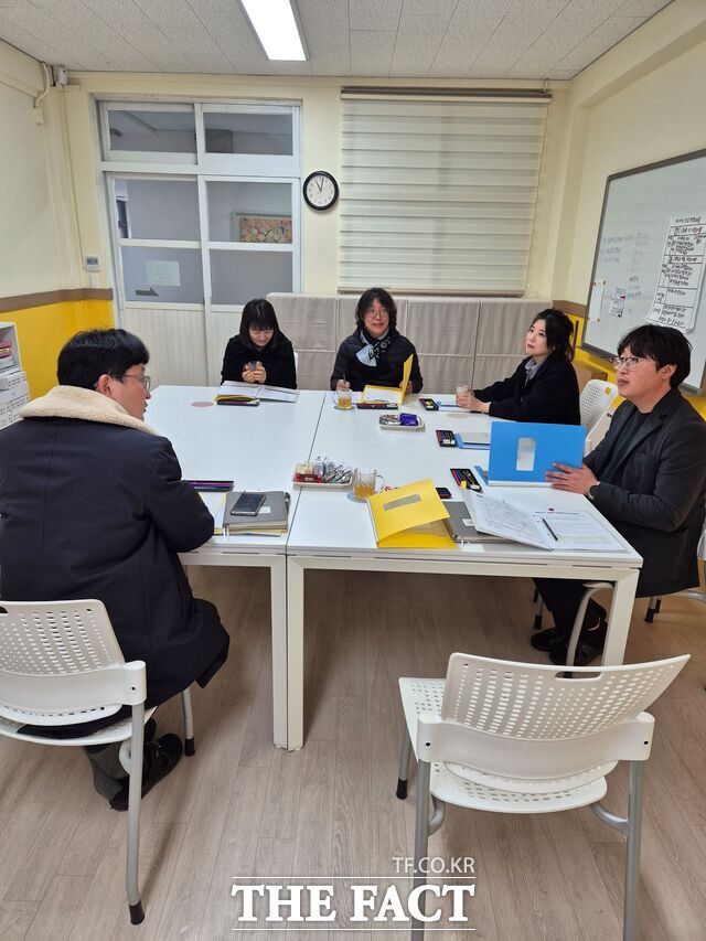 충남도교육청 관계자들이 겨울방학 중 늘봄학교 운영교를 찾아 현장 점검을 진행하고 있다. /충남교육청